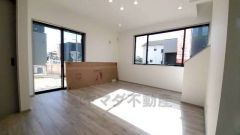 大きな窓のあるリビングは、陽光あふれる明るい空間です。居心地良く、ご家族皆がゆったり寛げる憩いの空間となりそうです。