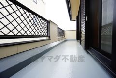 南側に面したバルコニーは日当たり良好です。お洗濯物も気持ちよく干せそうです。日光浴をしたり、星を眺めたりも良いですね^^