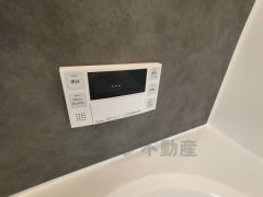 湯量・湯温の設定、そして保温までワンタッチのフルオートバス。便利な追い炊き機能付きです。