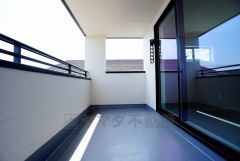 幅広のインナーバルコニーは急な雨から洗濯物を守りやすく、眩しすぎる日差しも和らげます。