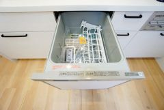 家事の時間が短縮できるフルオープンで開けやすい食器洗い乾燥機付。食事後に家族とのくつろぎタイムをしっかり取れます。