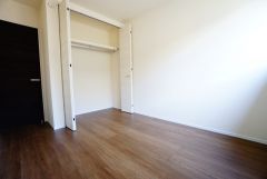 住む人のこだわりを活かす洋室。日当たりがよく、寝室としての利用もおすすめ。広めのクローゼットには荷物をすっきり片付けられ、ゆとりのある暮らしが出来ます＾＾