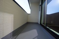 陽当たりの良いバルコニーです。お洗濯やお布団干しはもちろん、日光浴スペースにも。足元は防水工事施工済です。