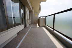 南側に面したバルコニーは日当たり良好です。お洗濯物も気持ちよく干せそうです。日光浴をしたり、星を眺めたりも良いですね^^