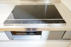 汚れてもサッとふける、お手入れのしやすいIHクッキングヒーター。オール電化なので経済的です。