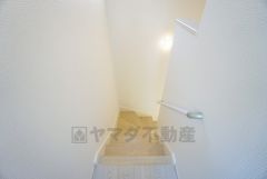 小さなお子様やご高齢の方でも安心できる、手すり付き階段。段差も低めで設定されており、安全性にも優れています。