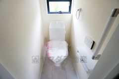 温水洗浄機付トイレです。節水機能もあるので、安心して使えますね。もちろん、1階2階の2ヶ所にトイレがあるので、忙しい朝にもゆとりができますね。