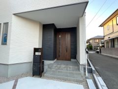 ブラウントーンの玄関扉＾＾外壁とマッチングしていてかっこいいですね＾＾