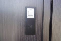 お子様を抱っこしながら簡単に開けられるのが便利なスマートキー。