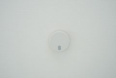 火災報知器が設置されていることで、火災の発生をいち早く感知し、就寝中や留守中でも素早く危険を知らせてくれるため、家族の安全を確保し被害を最小限に抑えられます。