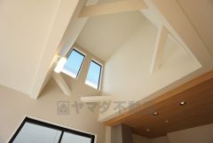 同仕様写真。天井まで見渡すことが可能であるため視線の抜けが良く、実際の部屋の広さよりも広く感じます＾＾