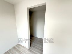 収納力豊富なウォークインクローゼット。洋服や小物などを1箇所にまとめて美しい収納を実現します。スーツケースのような大型の荷物も置けます＾＾