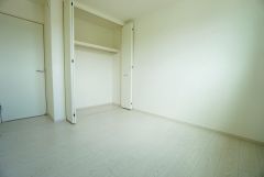 暖かい日差しが差し込む洋室。たっぷり収納できるクローゼット付きでお部屋の中をすっきりと快適に保てます。
