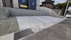 駐車スペースはゆとりある並列4台分を確保。（車種による）マイカー用に、お客さま用に、余裕を持ってご利用いただけます。