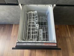 食事の後の手間を解消する食器洗い乾燥機付。冬場の洗い物で手荒れの悩みもなくなります。