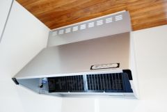 お手入れが簡単なスリム型レンジフードです。調理により発生する油煙や臭いを吸い込み、屋外へ排気してくれます。