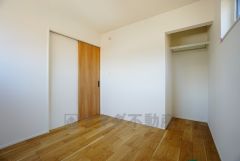 住む人のこだわりを活かす洋室。日当たりがよく、寝室としての利用もおすすめ。広めのクローゼットには荷物をすっきり片付けられ、ゆとりのある暮らしが出来ます＾＾