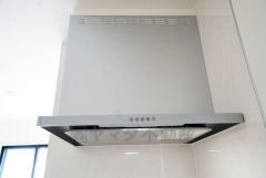 お手入れが簡単なスリム型レンジフードです。調理により発生する油煙や臭いを吸い込み、屋外へ排気してくれます。