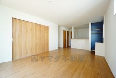 広々とした設計で、家族が集いやすく、くつろぎやすいリビングです。