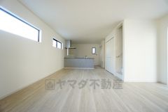 窓から光が差し込む明るいリビングダイニングです＾＾