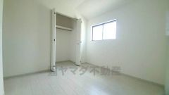 住む人のこだわりを活かす洋室。日当たりがよく、寝室としての利用もおすすめ。広めのクローゼットには荷物をすっきり片付けられ、ゆとりのある暮らしが出来ます＾＾