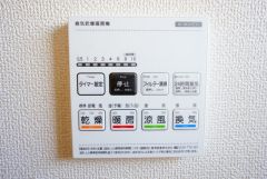 浴室暖房乾燥機付き。天候に左右されず、いつでも好きなときに洗濯物を干せるので、仕事や家事で忙しい方に重宝します。