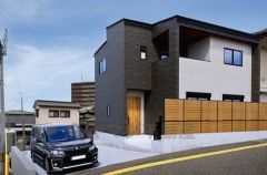 シンプルでいつまでも飽きのこないデザインが周囲の環境に調和し、どんなご家族にもフィットするデザインです。