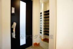 ベビーカーや泥のついたおもちゃをしまうのに便利なスペース付きです。玄関周りをスッキリさせることが出来ます＾＾