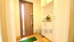 たっぷり収納できるシューズボックスです。家族全員の靴がきれいに整頓できます。棚の上にお花や写真を飾っても良いですね。