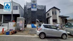 B号棟。現地（2025年11月26日）撮影。10年間の瑕疵保証が付いた安心の新築戸建。最新の設備で気持ちの良い新生活を送りませんか。お気に入りの家具とインテリアで素敵な部屋を作りましょう。