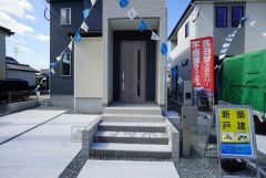 家の顔となる玄関扉がかっこいいと、たくさんの人を招き入れたくなりますね＾＾奥まって設置されており、雨にも濡れにくくなっています。