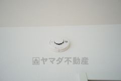 火災発生をいち早く知らせてくれる火災報知器は標準装備です。