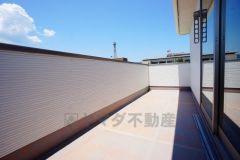 同仕様写真。陽当たりの良いバルコニーです。お洗濯やお布団干しはもちろん、日光浴スペースにも。足元は防水工事施工済です。