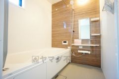 広々1坪タイプの浴槽ユニットでゆったりくつろげるバスルーム。窓、浴室乾燥機付きで換気・雨の日の洗濯もばっちり＾＾