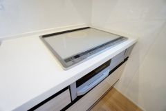 お手入れのしやすいIHクッキングヒーターです。3口コンロなので、効率よくお料理が楽しめます。毎日のお料理も楽しくなりますね＾＾