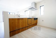 カウンタートップは耐熱性に優れており、日ごろのお掃除もふき取るだけでＯＫ。ステンレスシンクも簡単にお掃除できますよ。