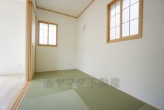 リビングからの続き間として和室をご用意しました＾＾普段はリビングとつなげて開放的なスペースとして。来客時には客間としてお使いいただけます。