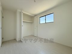 暖かい日差しが差し込む洋室。たっぷり収納できるクローゼット付きでお部屋の中をすっきりと快適に保てます。