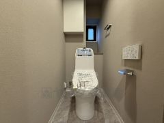 湯量・湯温の設定、そして保温までワンタッチのフルオートバス。便利な追い炊きウォシュレット、暖房便座、節電・節水機能など、使い勝手のよい高機能トイレです。 上部には収納棚が付いています＾＾