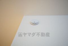 火災による煙や熱を感知して、警報音やブザー等で火災の発生を知らせてくれる火災警報器。