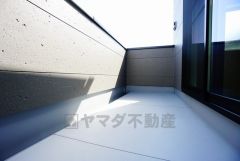 陽当たりの良いバルコニーです。お洗濯やお布団干しはもちろん、日光浴スペースにも。足元は防水工事施工済です。