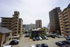 2階バルコニーからの眺望です。前面に遮るものがなく景色を一望できます。南向きで、日当たりも良好。お洗濯物が良く乾きます。