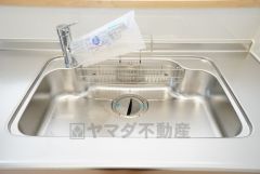 広々とした凸型シンクに洗剤ポケットを標準装備。大きなお鍋など洗いやすいです。