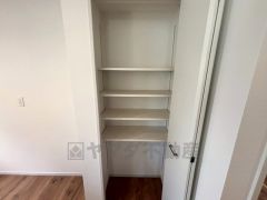 まとめ買いしてもこの収納量なら心配要らずのパントリー。調理家電や食品のストックをすっきりまとめられ、キッチン周りを広々使えます。