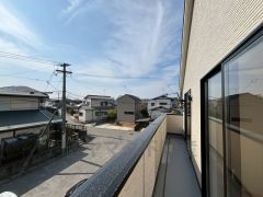 住宅地ですが隣家との高さを変えてバルコニーを設置しているので景色を楽しめるようになっています。また南向きで陽射しも確保しています。