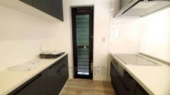 勝手口付きキッチン。においがこもりやすいキッチンの換気にも役立ちます。ごみの仮置きにもなり、便利です＾＾