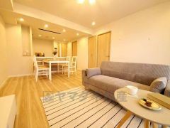 リビングは広々とした設計で、家族が集い、寛ぐ暮らしの空間を演出しています。思い思いの時間を過ごしたり、家族みんなで食事をしたり、素敵な団らんの場になりますね。