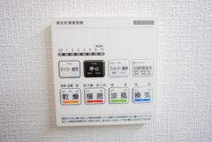 雨の日の洗濯も安心できる浴室暖房乾燥機付き浴室。リモコンで操作もボタン1つで簡単。