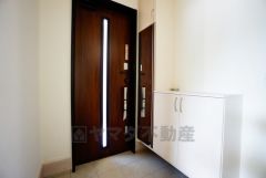 たっぷり収納できるシューズボックスです。家族全員の靴がきれいに整頓できます。棚の上にお花や写真を飾っても良いですね。