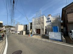 現地（2026年3月26日）撮影。前面道路は広く、車同士がすれ違うスペースが十分にあります。落ち着いた住宅地内で快適な生活を実現してみませんか＾＾